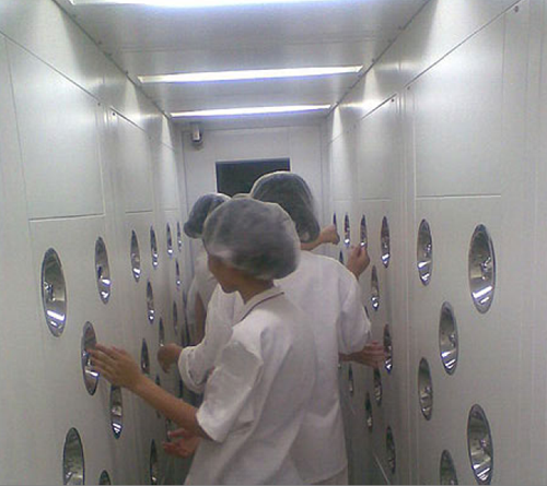 在進入風淋室之前，必須先脫去個人衣物，更換成潔凈服。