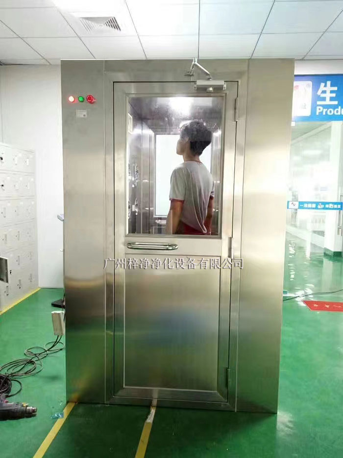 風(fēng)淋室和貨淋室通常配備有集塵設(shè)備，如高效過濾器、吸塵器等。吹淋過程中脫落的灰塵和雜質(zhì)會被這些設(shè)備收集。