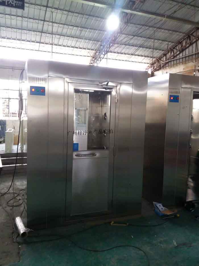 將風(fēng)淋室設(shè)置在緩沖間的入口處