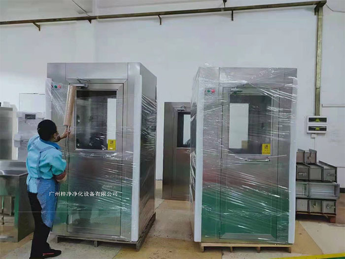 在風淋室外部包裝上，使用纏繞膜可以進一步提高包裝的密封性和抗沖擊性。