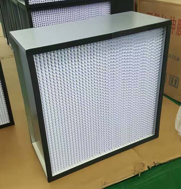 HEPA高效過濾器能夠過濾掉0.3微米以上的微粒,對于大多數(shù)潔凈室的要求已經足夠。 HEPA高效過濾器能夠過濾掉0.3微米以上的微粒,對于大多數(shù)潔凈室的要求已經足夠。