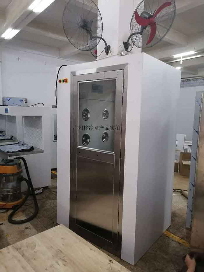 風淋室的外殼尺寸，包括長度、寬度和高度。