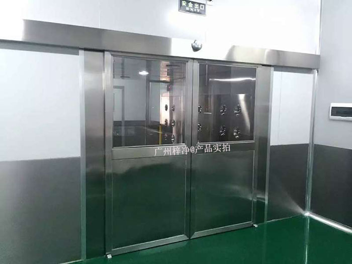自動(dòng)門(mén)風(fēng)淋室采用自動(dòng)感應(yīng)技術(shù),當(dāng)人員接近時(shí),門(mén)會(huì)自動(dòng)開(kāi)啟,人員通過(guò)后自動(dòng)關(guān)閉。 自動(dòng)門(mén)風(fēng)淋室采用自動(dòng)感應(yīng)技術(shù),當(dāng)人員接近時(shí),門(mén)會(huì)自動(dòng)開(kāi)啟,人員通過(guò)后自動(dòng)關(guān)閉。